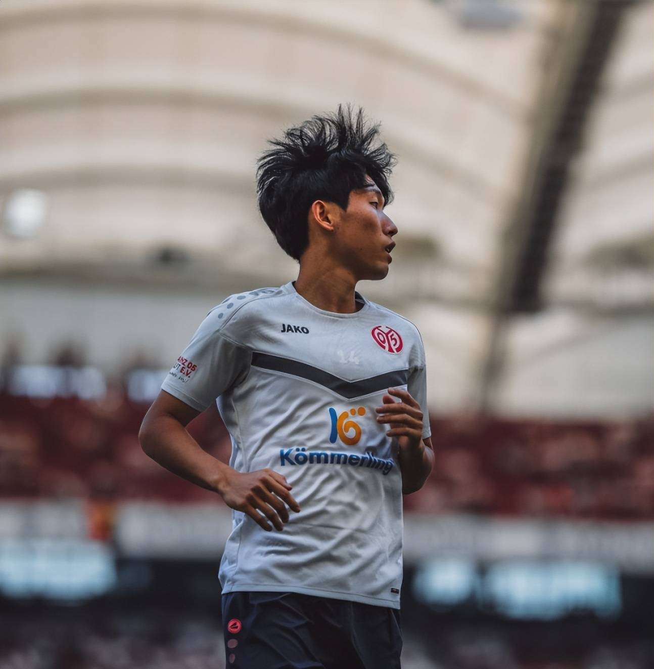 包含亚洲足球赛场高潮迭起,球员们坚持到底的词条 包含亚洲足球赛场高潮迭起,球员们坚持到底的词条