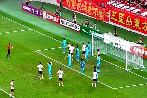 某队球迷因违规行为被禁入场观赛,引发争议 某队球迷因违规行为被禁入场观赛,引发争议