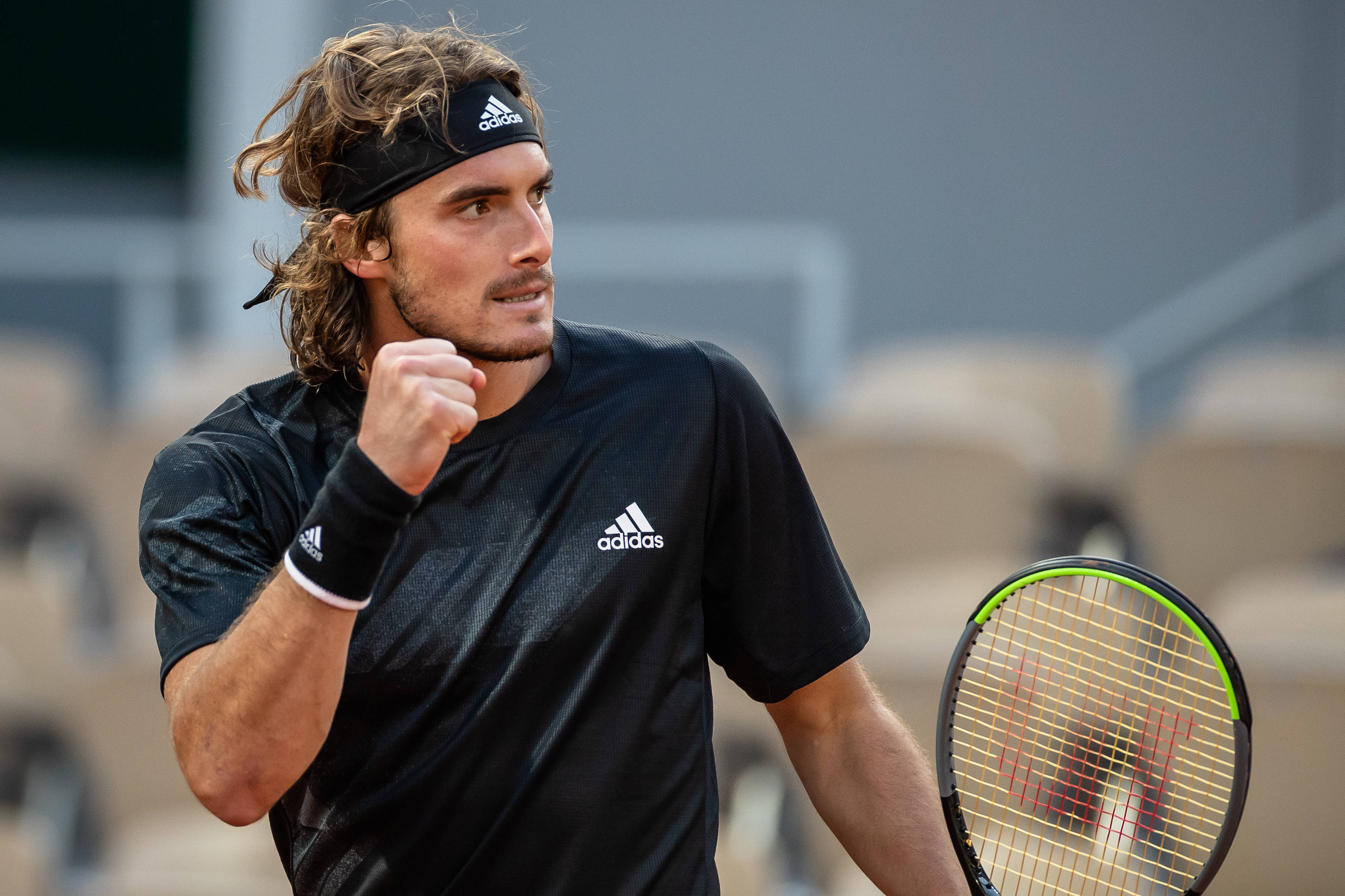 包含西班牙网球队翻盘世界网球队，西西帕斯关键制胜的词条