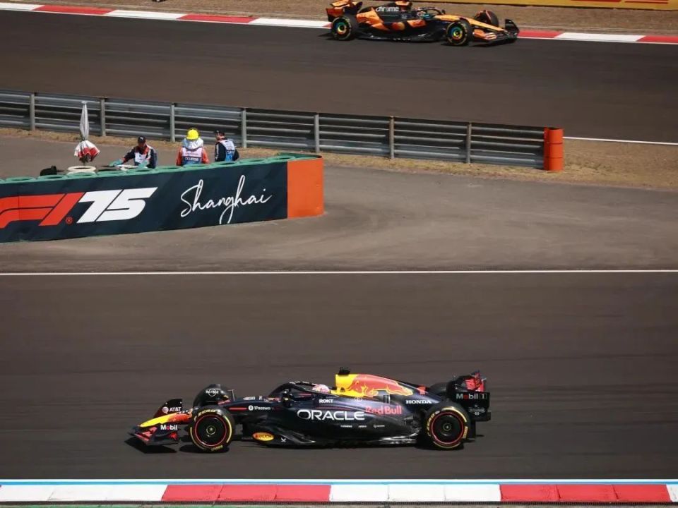 阿斯顿马丁逆转威廉姆斯，皮亚斯特里点燃赛场的简单介绍