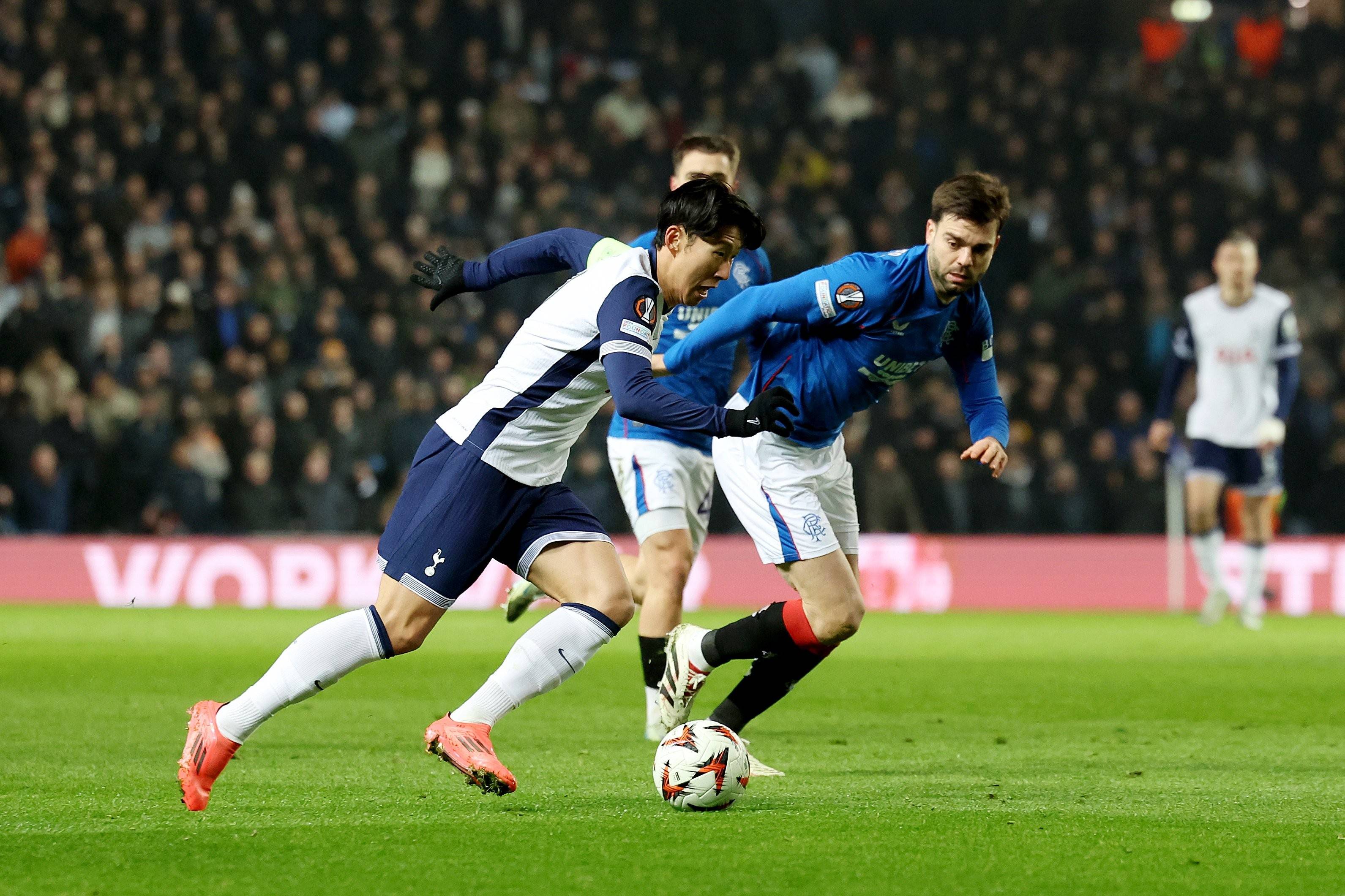 关于拉齐奥连扳两轮，争夺欧冠资格激烈的信息