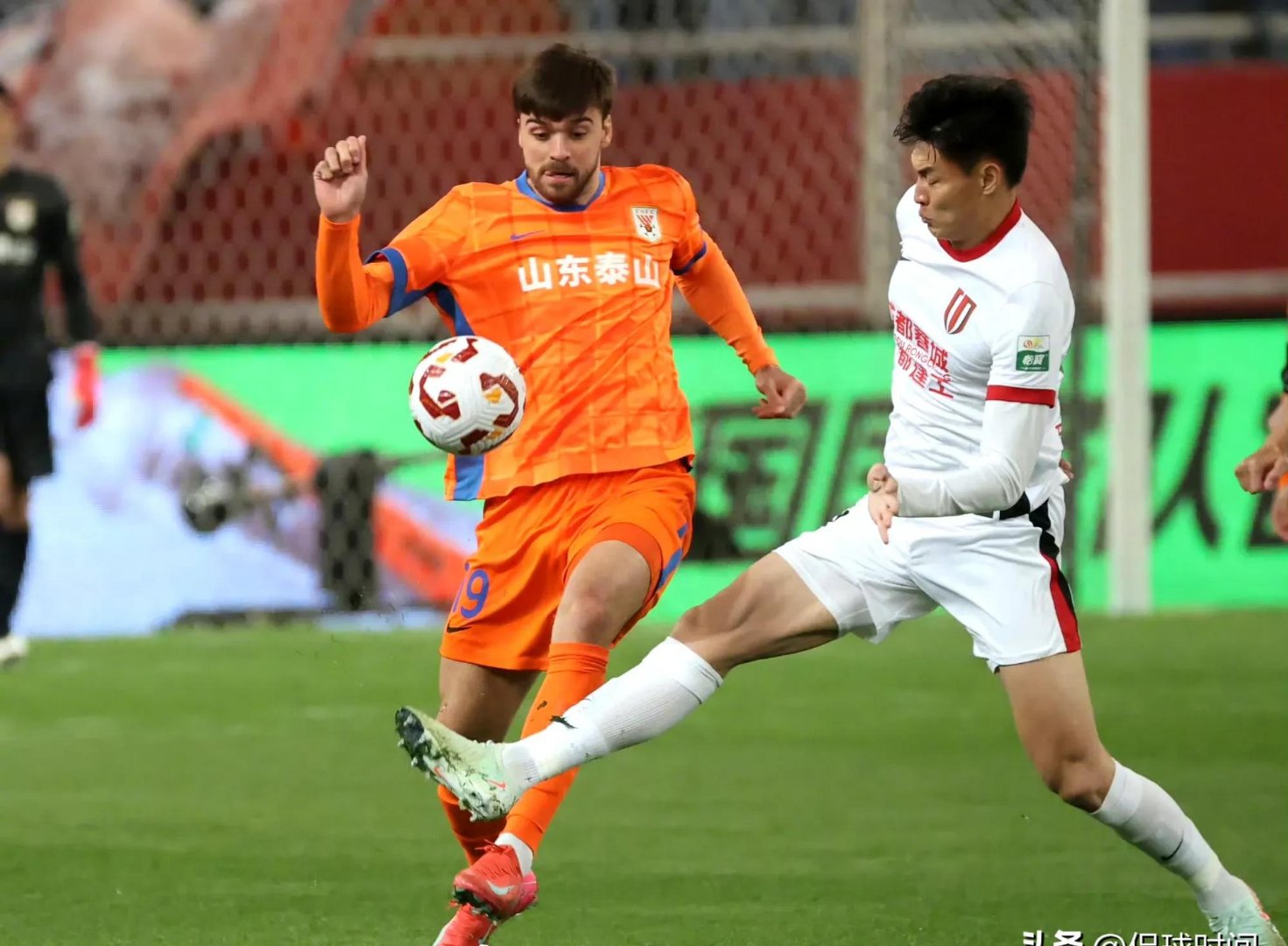 山东鲁能在客场逆转对手，展现决心的简单介绍