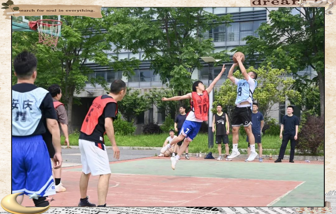 球员们在赛场上展现出团队合作的默契