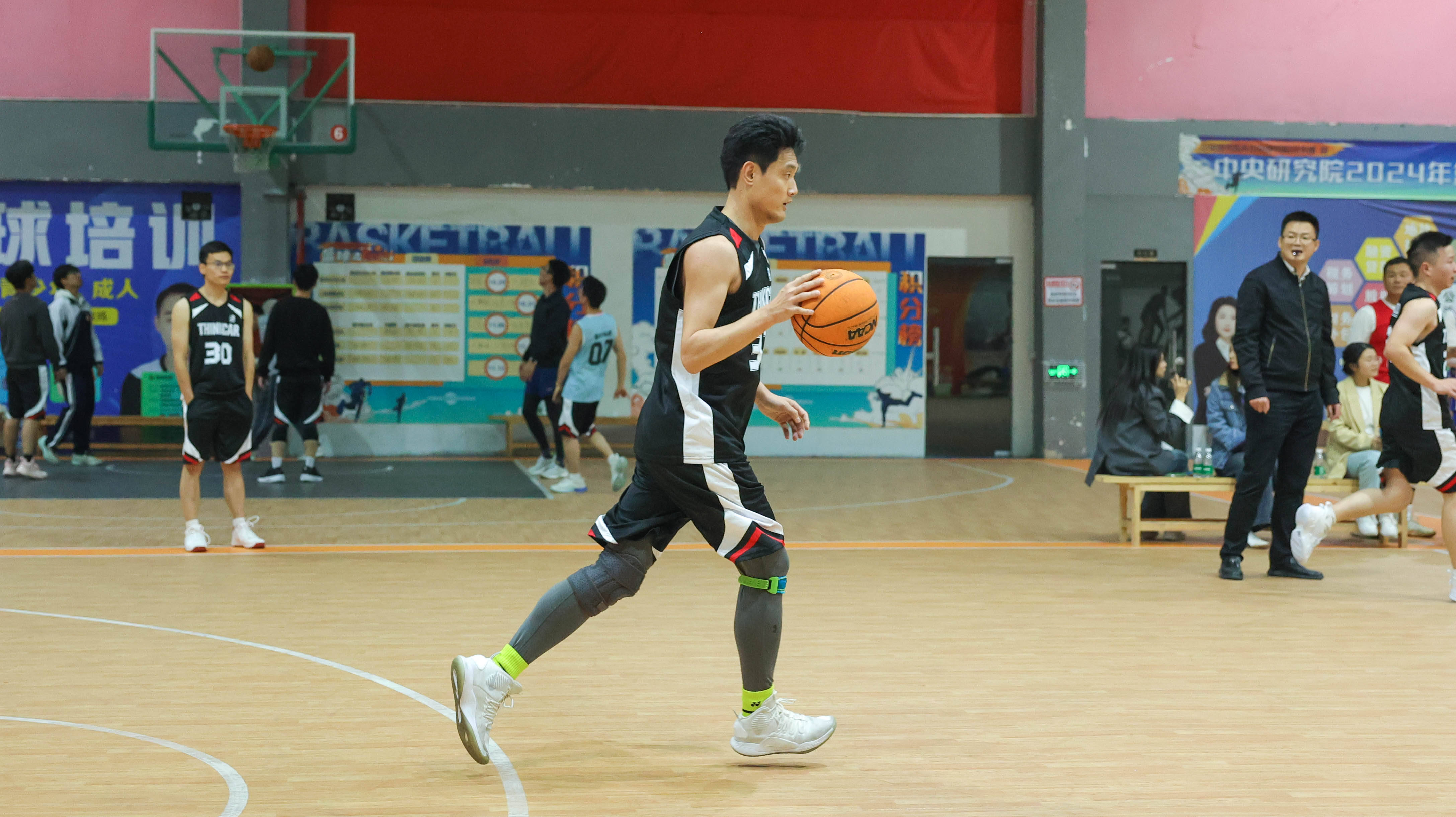 包含篮林联盟举办线上互动活动，吸引篮球爱好者参与的词条