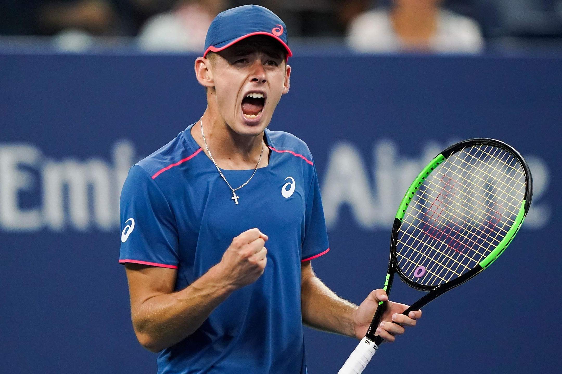 包含西班牙网球队翻盘世界网球队，纳达尔三分雨点燃全场的词条