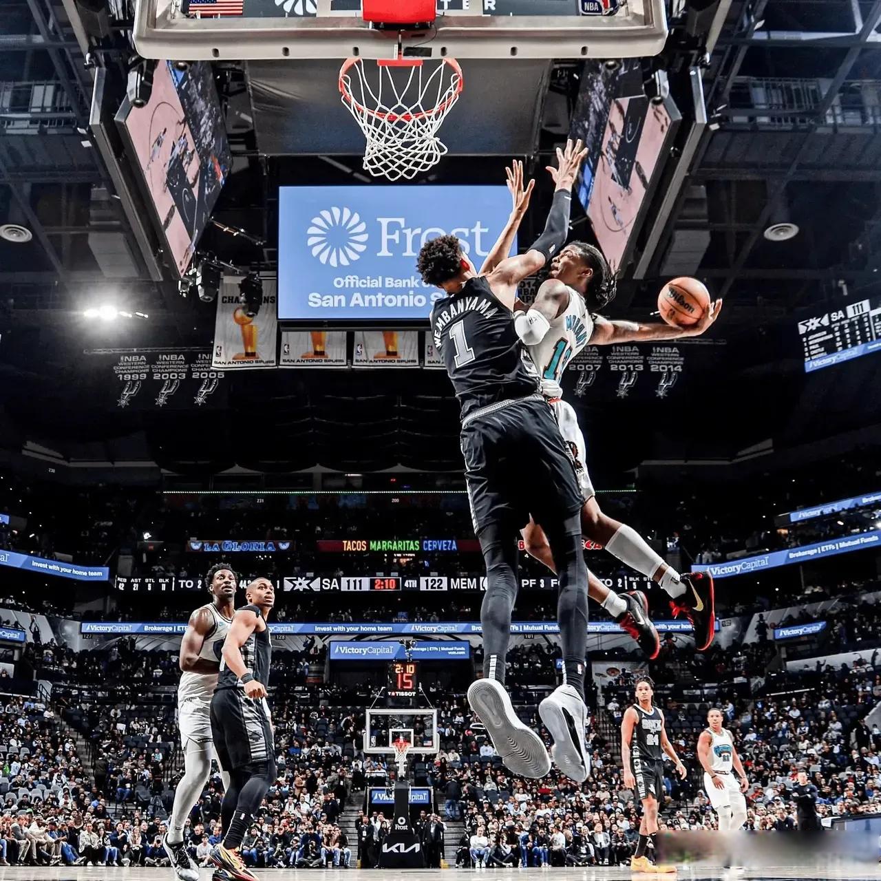 塞尔维亚男篮绝地反击黄蜂，艾顿惊艳世界的简单介绍